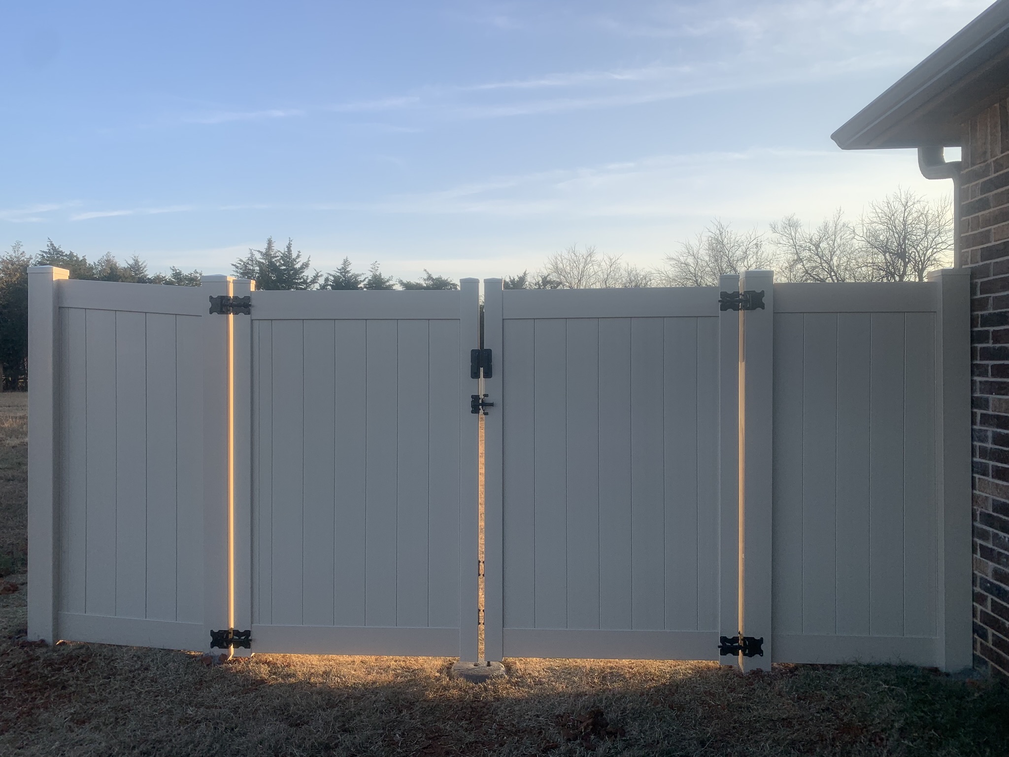 Residential property border fence Midland Vinyl Products