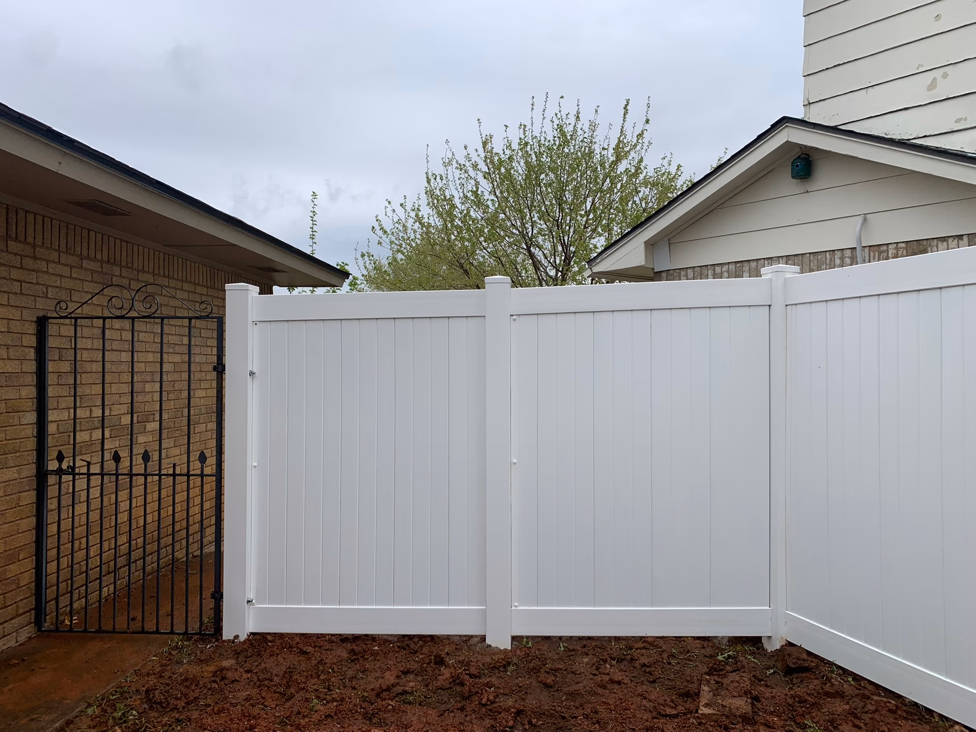 Fence Company Lincoln County, OK installation team